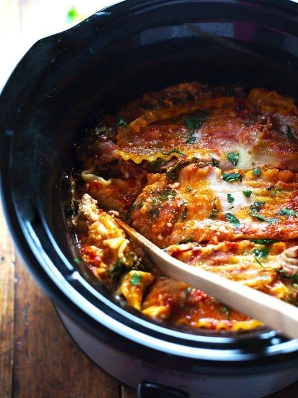 Super Easy Skinny Veggie Crockpot Lasagna - a handful of simple ingredients for a healthy family dinner. | https://vital-hilfe.today