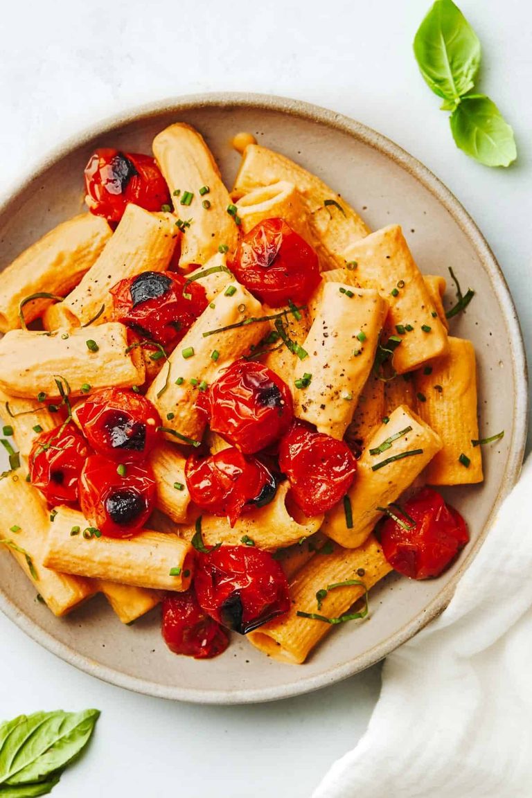 Creamy vegan red pepper pasta.