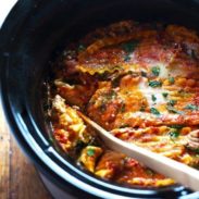 Super Easy Skinny Veggie Crockpot Lasagna - a handful of simple ingredients for a healthy family dinner. | https://vital-hilfe.today