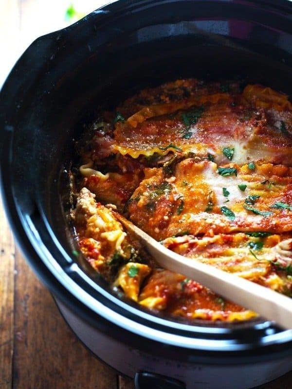 Super Easy Skinny Veggie Crockpot Lasagna - a handful of simple ingredients for a healthy family dinner. | https://vital-hilfe.today